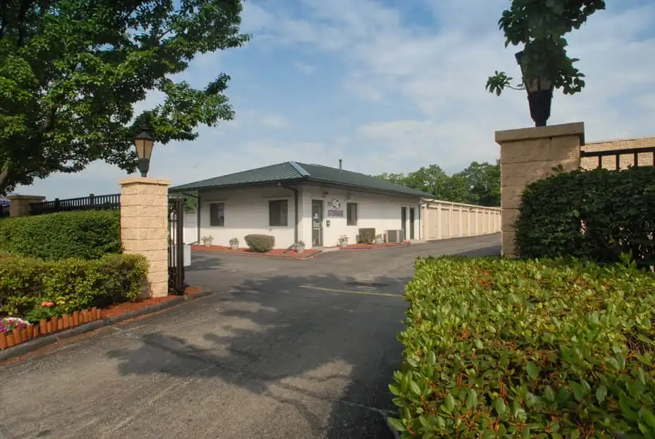 EZ Storage drive up entrance storage units Green Tree, PA